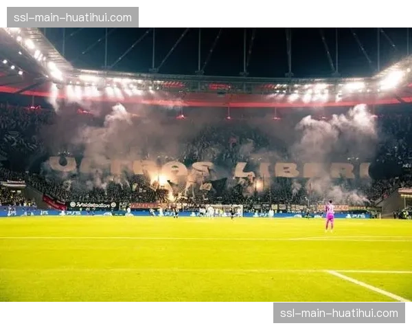 德甲俱乐部联合发起反种族主义活动，本轮赛前全场静默一分钟